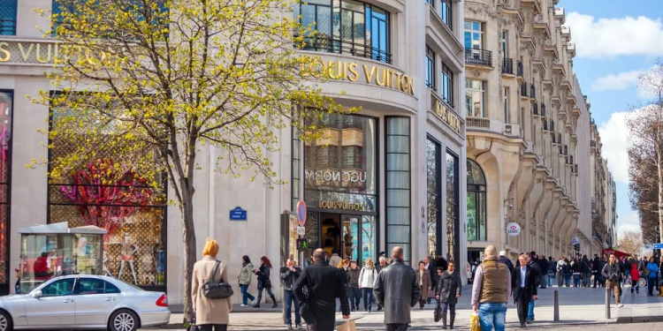Mientras el euro cae, los turistas aprovechan en comprar con dólares como si de ofertas se tratara