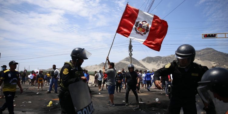 Conflictos sociales en Perú frenan inversiones en 14 regiones estimadas ...