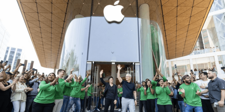 Apple inaugura su primera tienda en India y da un paso clave para alejarse de China