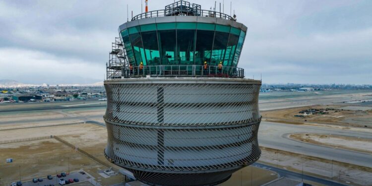 Falla en ascensor de la nueva torre de control del aeropuerto Jorge Chávez deja dos heridos