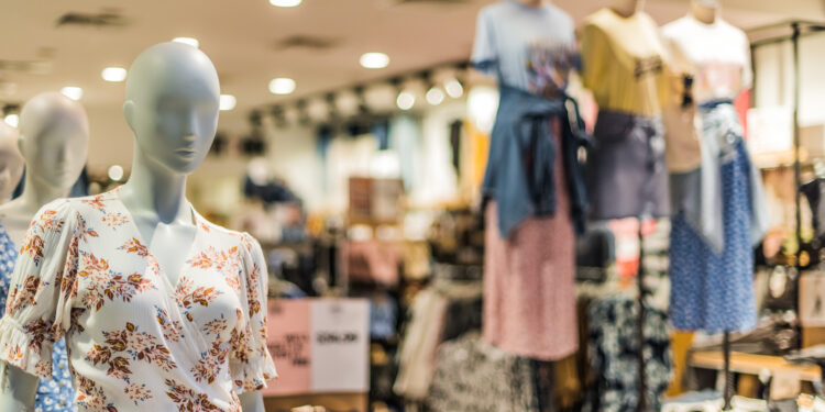 Conocida cadena de ropa anuncia cierre masivo de tiendas: ¿De cuál se trata y por qué?
