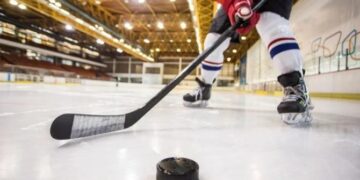 Jugador de hockey cambiando dirección del disco para desorganizar defensa