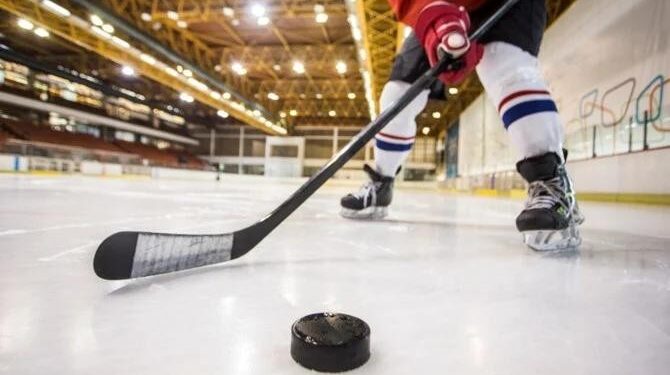 Jugador de hockey cambiando dirección del disco para desorganizar defensa