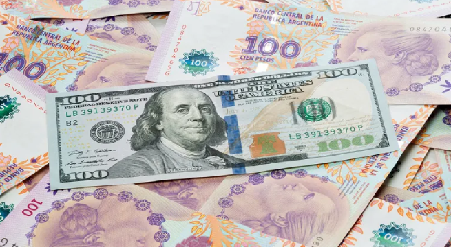El dólar 'blue' alcanza récord histórico en medio de la crisis económica en Argentina