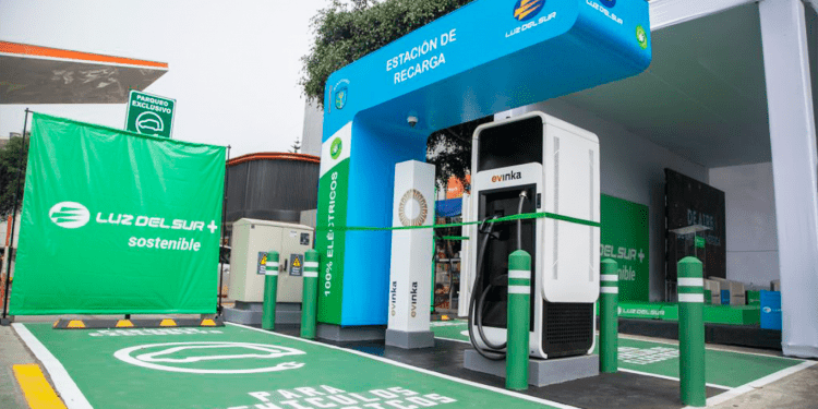 Instalan primera estación de carga rápida para vehículos eléctricos en vía pública