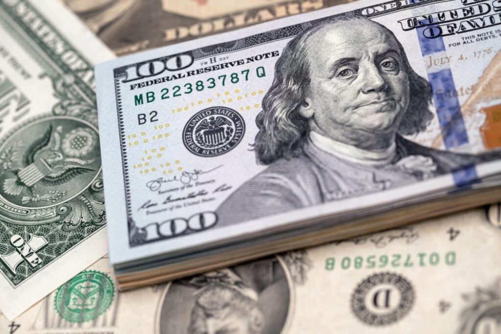 Analistas revisan a la baja sus proyecciones del dólar para el 2024