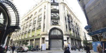 Megalocal de Falabella en Argentina sigue vacío: pese a bajar su precio, no consigue inquilino