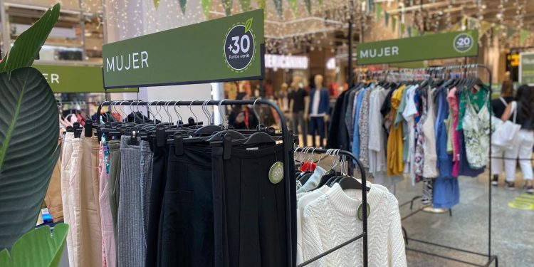 Falabella realiza feria de trueque sostenible: llevas prendas en buen estado y te dan puntos de canje