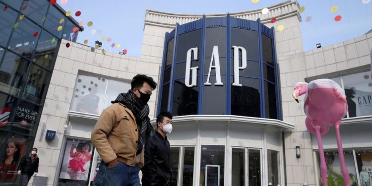 Estadounidense Gap vende su negocio en China a comerciante electrónico local