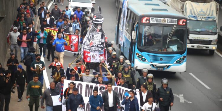 Transportistas convocan a paro nacional indefinido tras no alcanzar acuerdo con el Congreso