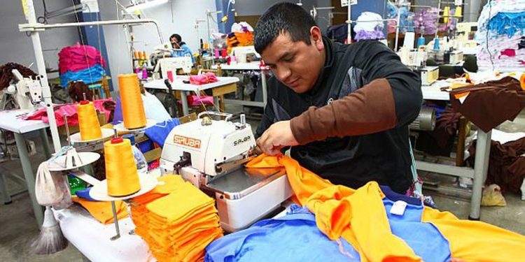 Gamarra alerta que un millón de empleos peligran por la no aplicación de salvaguardia