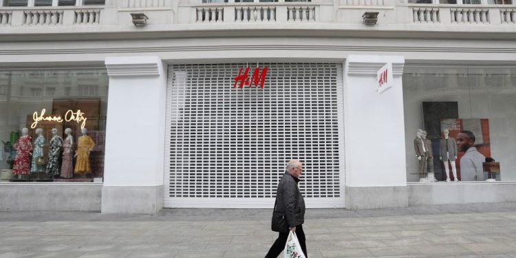 H&M suspende temporalmente sus operaciones en Rusia
