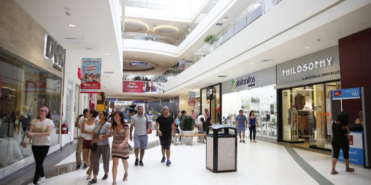 Malls resistieron lluvias, pero crisis del gas golpeó: ¿cómo avanzan las visitas en marzo?