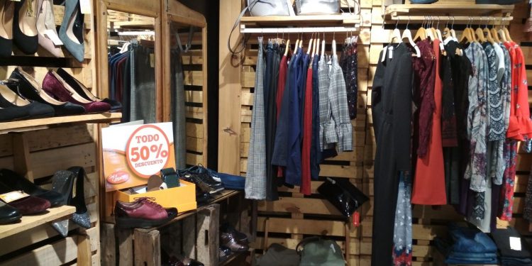 Consumo de ropa y calzado en el Perú disminuyó en el último año, según Kantar