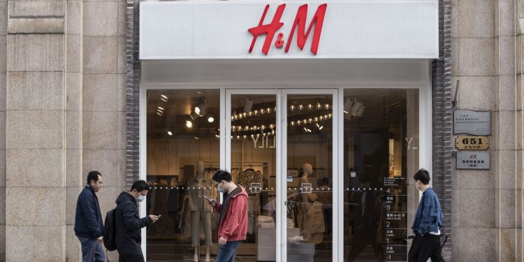 H&M cierra tienda en China por COVID-19 y rechazo de consumidores