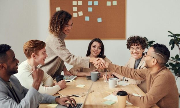 Cómo las PYMES Pueden Adoptar la Digitalización para Competir en el Mercado Actual