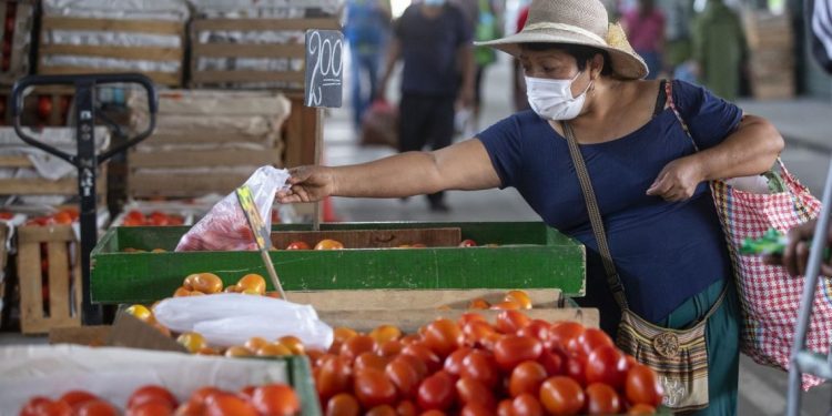 Variación de precios por ciudades En noviembre de 2022, las 26 ciudades donde se calcula el Índice de Precios al Consumidor registraron aumento de precios. Las ciudades con mayor incremento fueron: Ica (0,85%), Cusco (0,59%), Puno (0,54%). Ayacucho (0,53%) y Trujillo y Lima Metropolitana (0,52% cada una). En tanto, las ciudades que presentaron una menor variación fueron: Huánuco y Chachapoyas (0,08% cada una) y Chiclayo, Huancavelica y Piura (0,04% cada una)