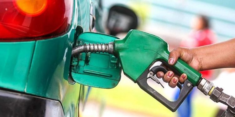 ¿Cuántos litros de gasolina se puede comprar con un salario promedio en Perú?