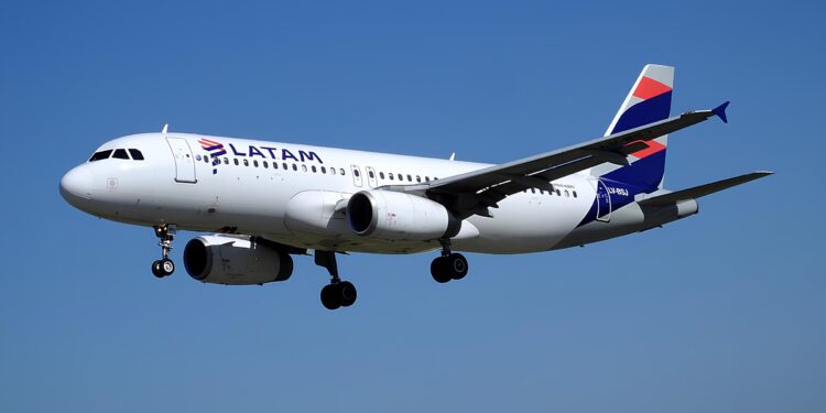 Latam evalúa cancelar cuatro rutas internacionales por TUUA de transferencia: ¿Cuáles son?