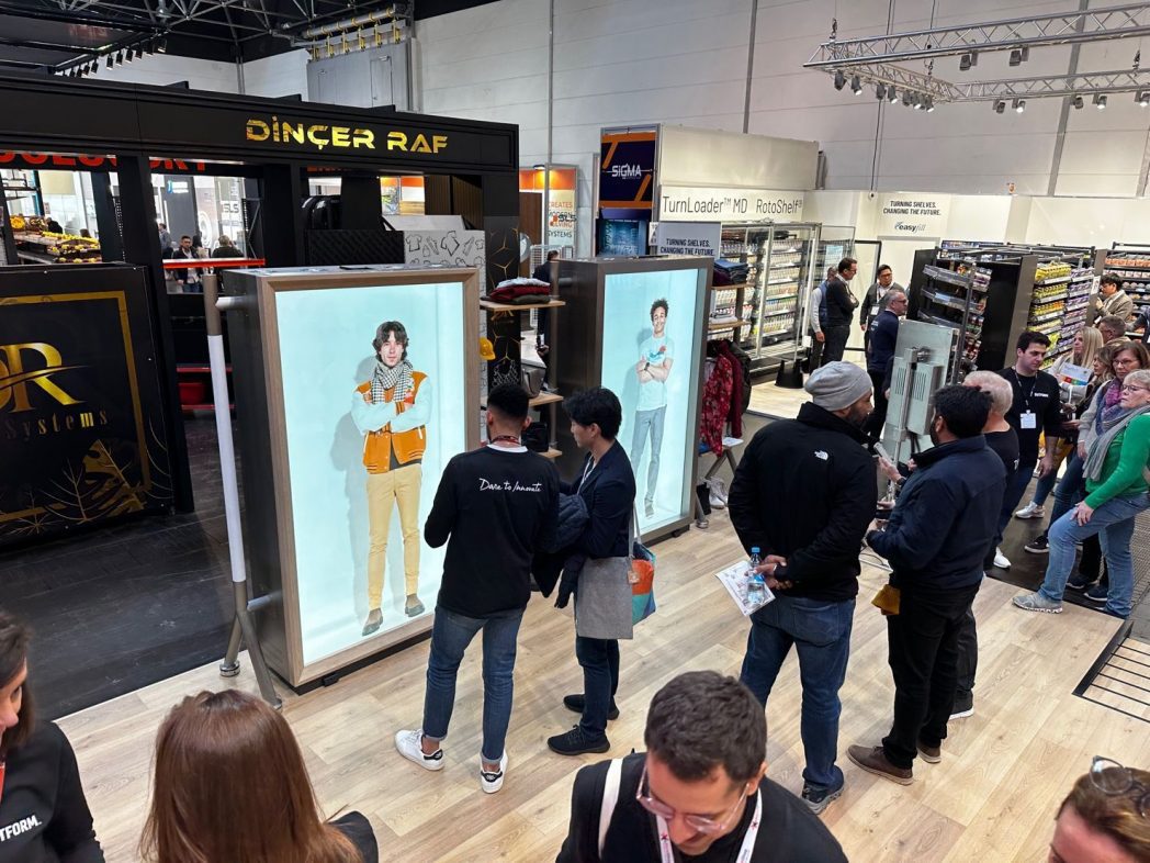 Así son los escaparates del futuro: maniquíes digitales que puedes personalizar a gusto