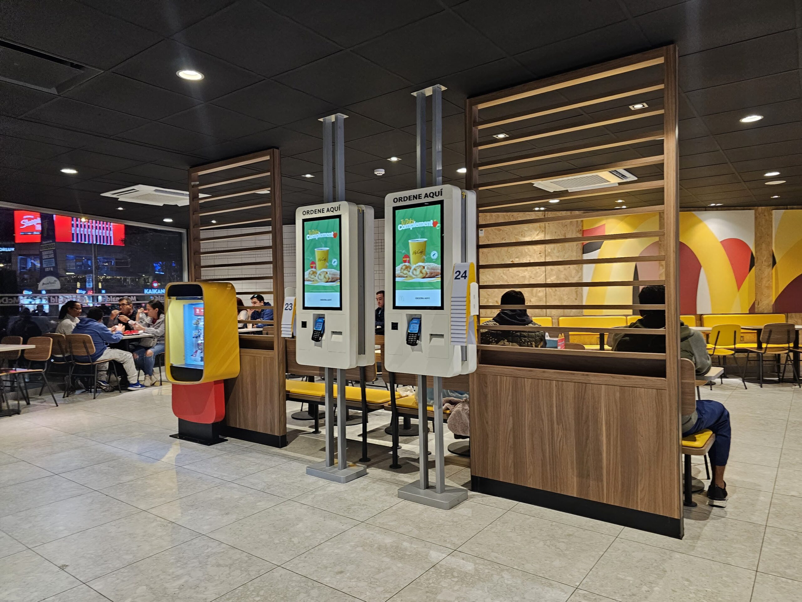 McDonald's Rottedam. Un proyecto que interactúa con su entorno, image size:2560x1920