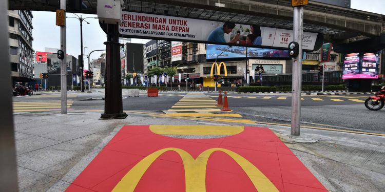 McDonald's interviene un cruce peatonal