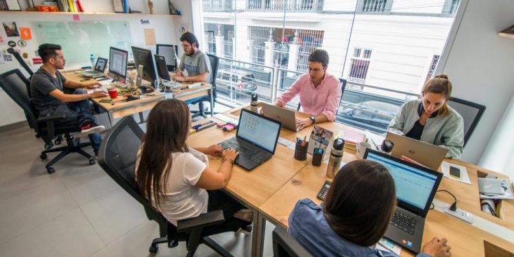 Empleo formal privado sigue en crecimiento, mientras el sector público retrocede