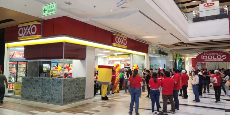 Oxxo inaugura su primera tienda en un centro comercial y abre cuatro más en Lima