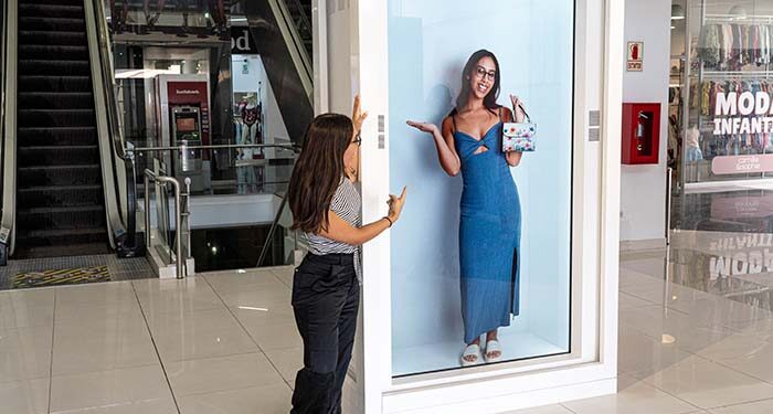 Platanitos sorprende con ‘Holobox’, su innovadora tecnología de vendedores holográficos