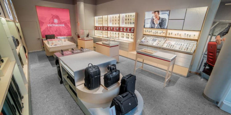 Victorinox lanza su nuevo concepto de tienda en dos icónicos centros comerciales de Lima