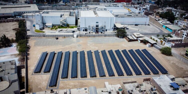 Parque Arauco instala casi 900 paneles solares en MegaPlaza Ica para nutrirlo de energía limpia