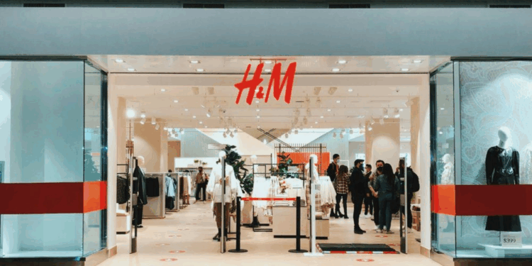 Indecopi impone fuerte multa a H&M por revisión indebida de pertenencias a un cliente