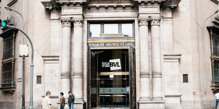 Bolsa de Valores de Lima abre a la baja tras vacancia de Dina Boluarte y turbulencia política