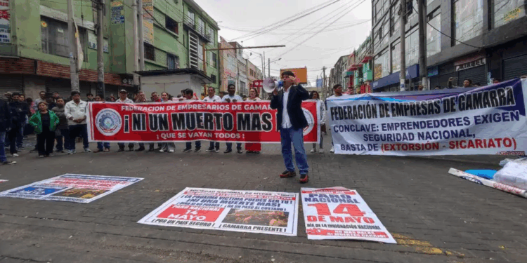 Federación de Empresarios de Gamarra protestan contra la inseguridad en marcha por el emporio comercial