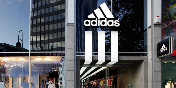 Adidas registró un alza de 13% en sus ingresos anuales totales durante el 2025