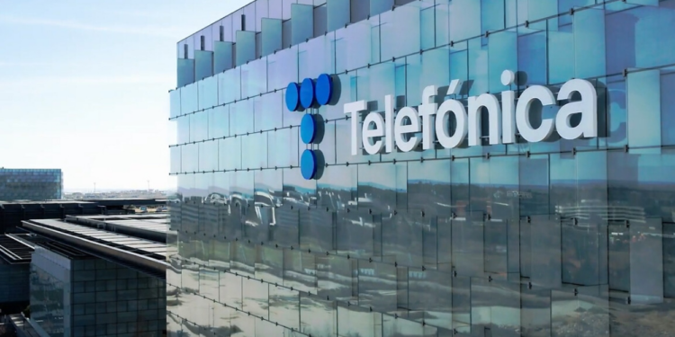 Telefónica negocia la venta de su filial en Perú tras pérdidas y disputas con el Gobierno