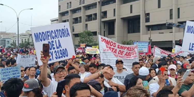 Mesa Redonda: Comerciantes protestan frente al Congreso contra ley que limita sus actividades a 4 rubros