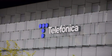 Millicom evalúa oferta por Telefónica Chile para expandir su presencia regional