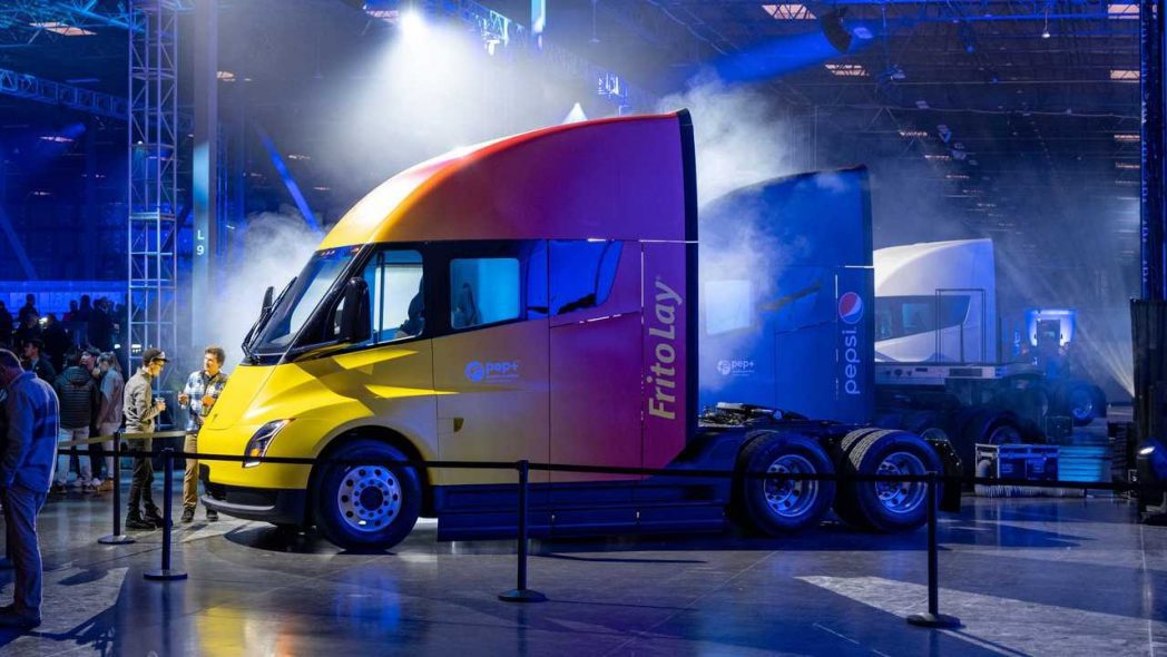 Pepsi desplegará los 100 camiones eléctricos Tesla Semis en 2023