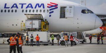Latam: Huelga de pilotos comienza en Chile generando cancelaciones y reprogramaciones de vuelos