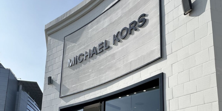Estadounidense Michael Kors abre su primera tienda en concurrido centro comercial de Lima