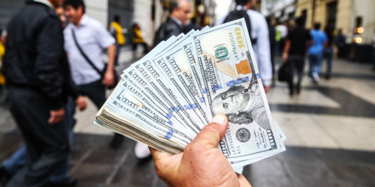 Dólar registra alza por factores externos: ¿Cómo fluctuará en los próximos días?