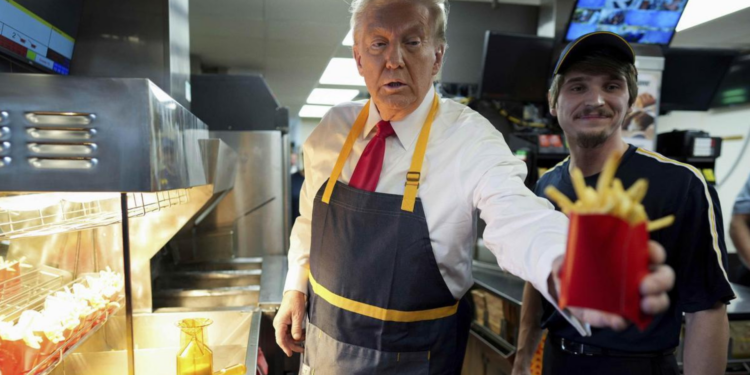 La batalla electoral se libra en McDonald’s: Trump sorprende atendiendo y haciendo papas fritas