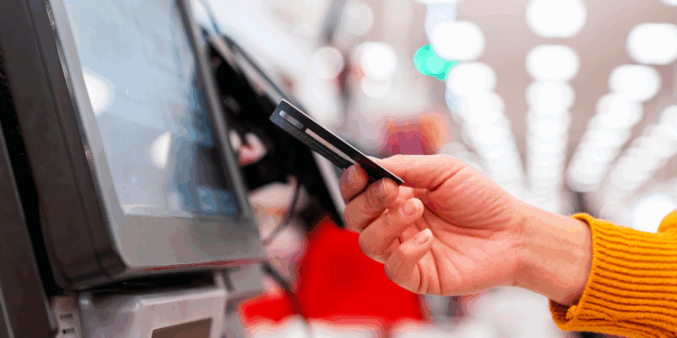 Este es el supermercado que pierde ventas por obligar a sus clientes a usar cajas de autopago