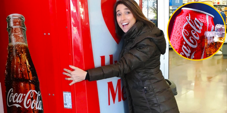 Esta máquina expendedora de Coca-Cola te regala una bebida a cambio de un abrazo