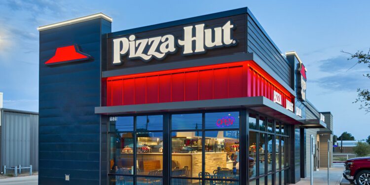 Pizza Hut cerrará 250 tiendas en EE.UU.: su empresa matriz evalúa vender la marca
