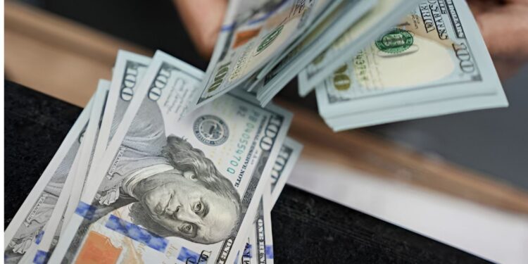 Dólar se dispara y alcanza su nivel más alto en casi cinco meses: ¿en cuánto cotiza?