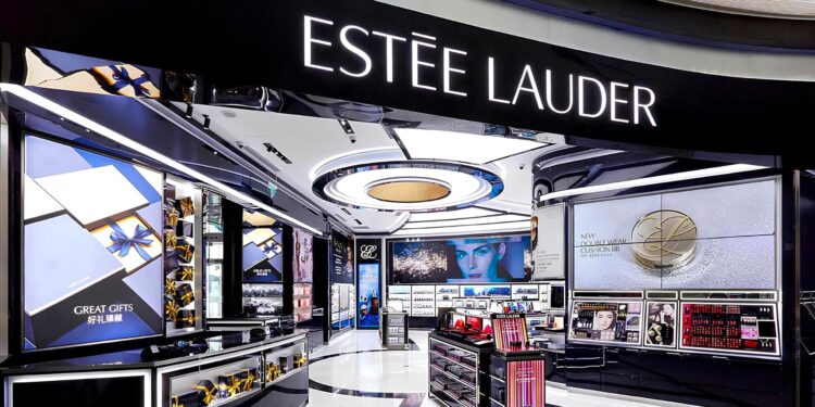 Estée Lauder busca competir con L’Oréal tras posible adquisición de firma europea de cosméticos