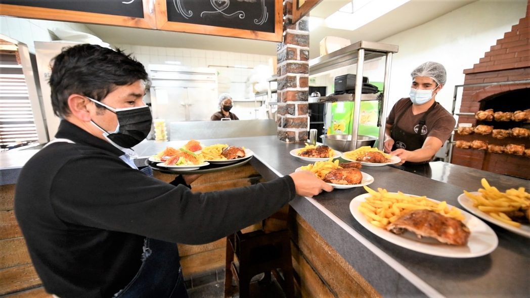 Insumos para el pollo a la brasa hoy son más caros que hace un año