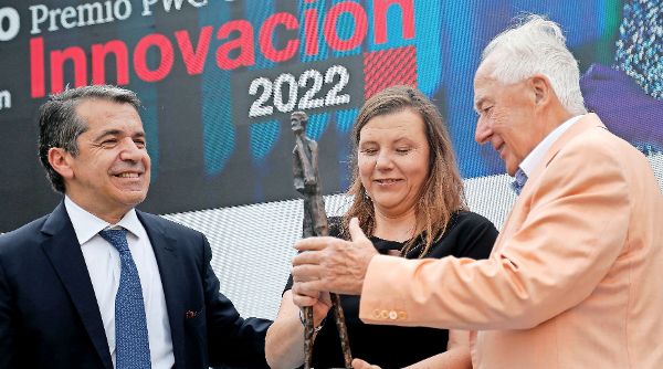 Fundador de Cencosud reaparece en evento empresarial y recibe premio a la trayectoria innovadora